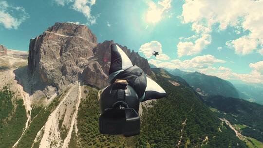 冒险者穿着翼服在山间飞行  视频素材模板下载