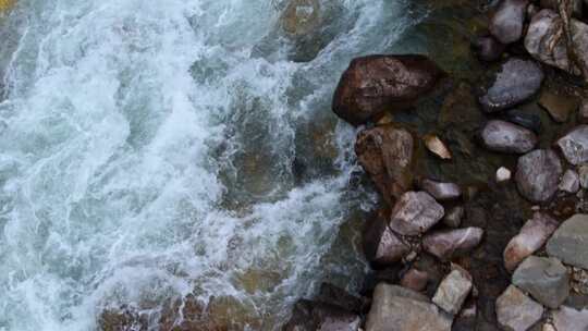 溪流航拍清澈湍急的溪流高原生态溪流