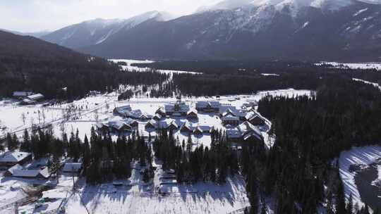 航拍新疆冬季喀纳斯河流晨雾雪山森林雪景