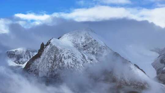 西藏云海雪山