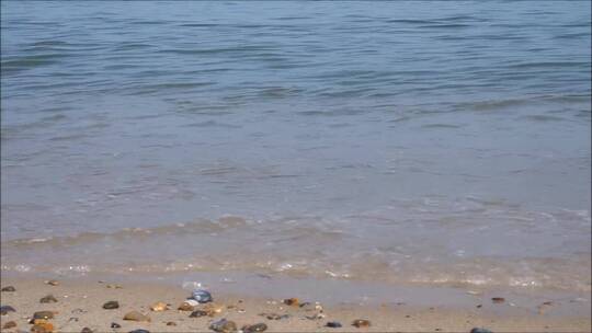 海水冲击着海岸上的石头