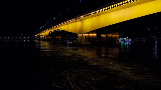 广州珠江桥底夜景灯光与观光游船视频素材模板下载