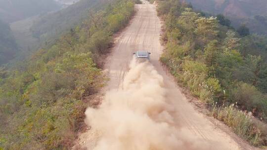 湖南衡阳鸡公岩山路上飞驰的汽车