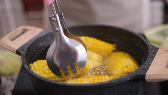 煮新鲜玉米