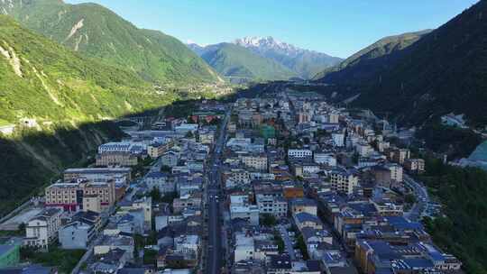 航拍雪山下的四川甘孜磨西镇风光