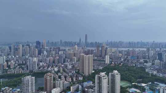 航拍湖北武汉城市暴雨来袭