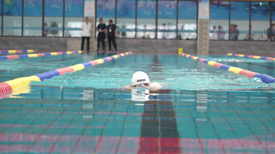 游泳馆里游泳露出水面的妇女视频素材模板下载
