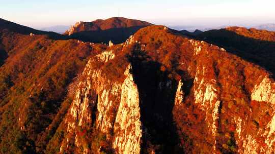 秦皇岛祖山秋日阳光照耀下的多彩山林景象