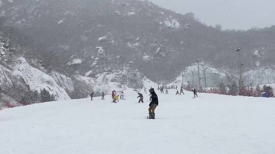 北京冬天滑雪场单板滑雪