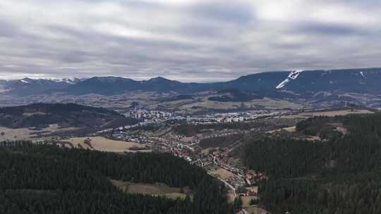 斯洛伐克多尔尼·库宾镇的鸟瞰图