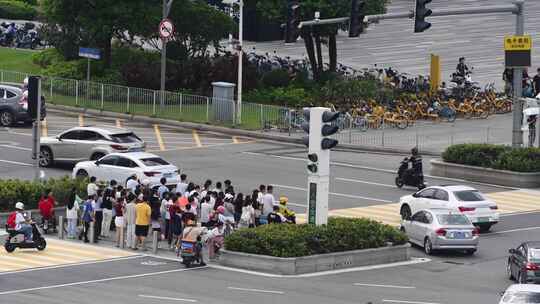 城市十字路口车流人流