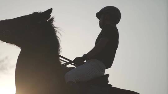 男子在夕阳下骑马