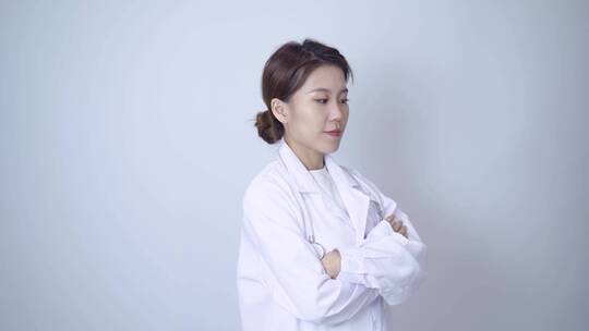 一位年轻女性医生形象视频素材模板下载