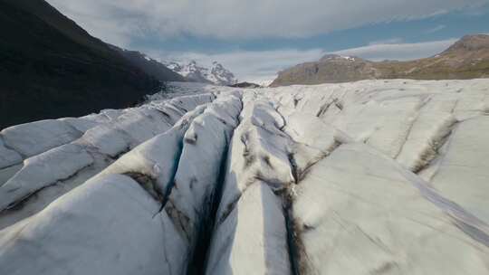 穿越机飞跃冰川4k视频素材模板下载
