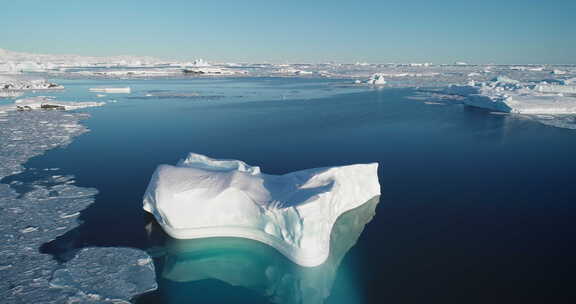 原始北极冰雪景观中的大冰川漂移