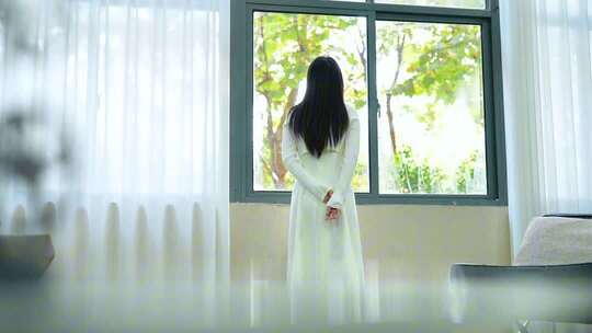 女生享受美好时光