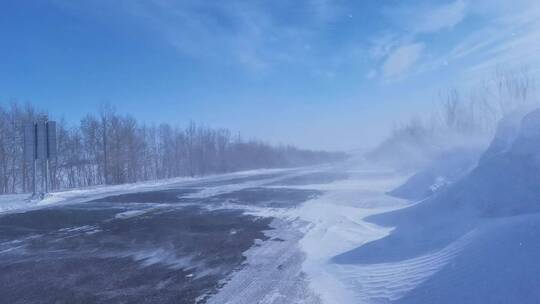 草原国道风吹雪白毛风行驶的汽车 (7)