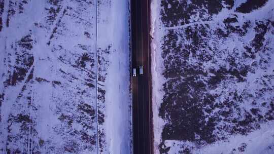 傍晚行驶在雪地公路的汽车