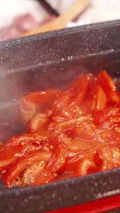 番茄土豆炖牛肉-09炒至软烂出汁