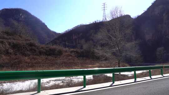 公路旁山野树林景色