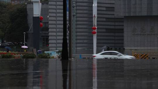 城市街头的阴雨天视频素材模板下载