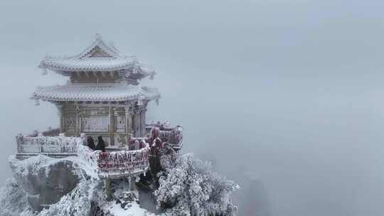 洛阳老君山金顶建筑屋檐雪后冰冻