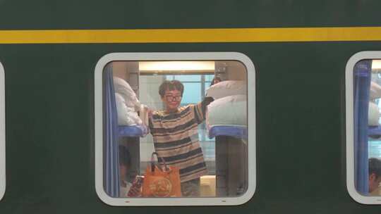 赶绿皮火车卧铺形形色色外出的人