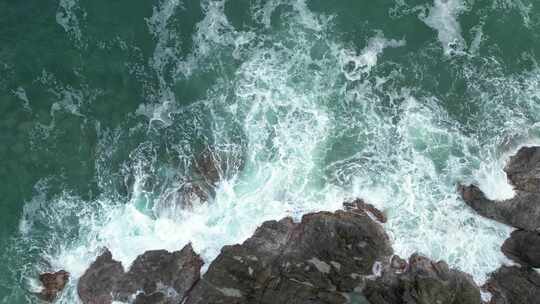 沿海海浪拍打礁石水花航拍俯拍4K