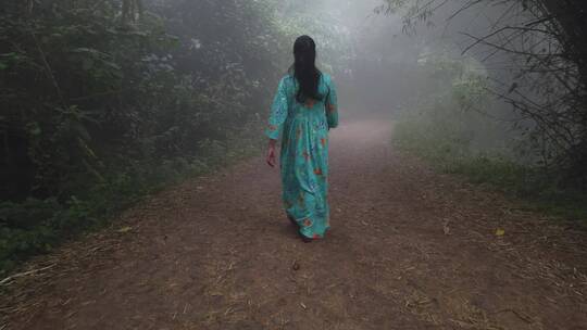 行走在森林小径的女人视频素材模板下载