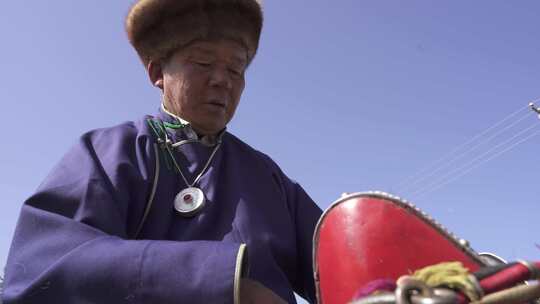 4K蒙古人整理羊皮制作马鞍视频素材模板下载