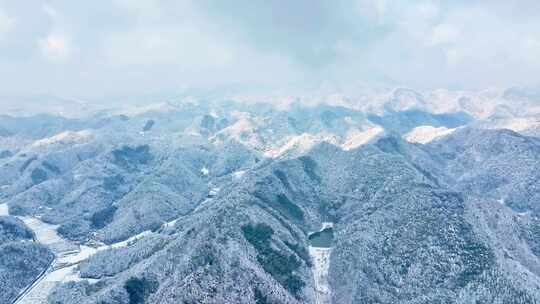 雪后的山村景