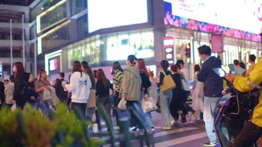 夜晚城市行人过马路人流脚步人物生活视频素