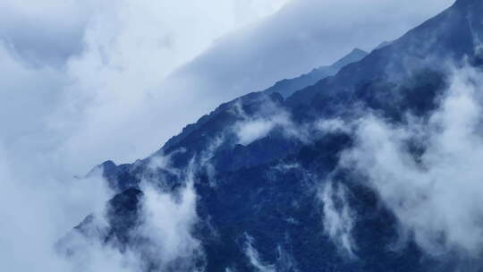 雨后高山云雾缭绕