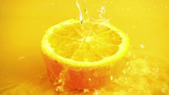 水从橘子上流下