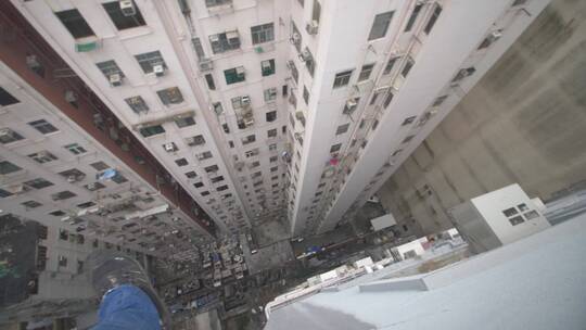 俯瞰摩天大楼的边缘