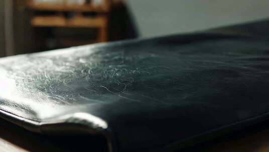 黑色皮革物品特写