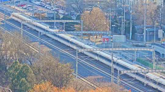 北京朝阳站铁路轨道上行驶的高铁列车火车