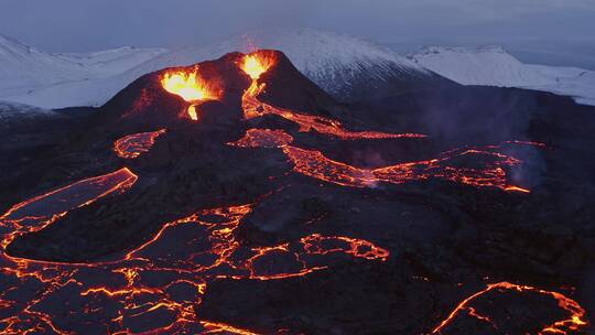航拍冰岛火山喷发熔岩