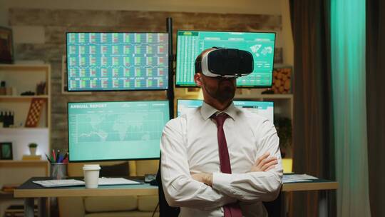 男人使用虚拟现实在工作