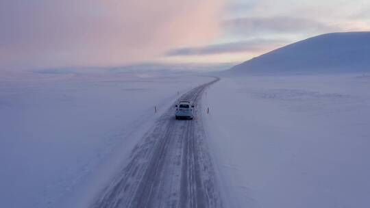雪域荒原中行驶的汽车