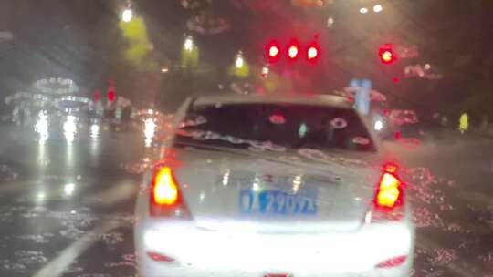 雨夜车窗雨刷道路行车视频素材模板下载