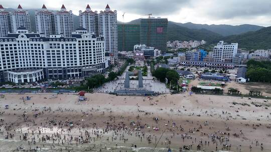 海边沙滩游玩人群南澳岛青澳湾航拍