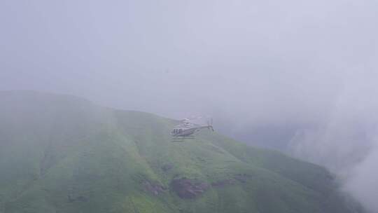 直升机飞过森林直升机飞过云雾山峰直升飞机视频素材模板下载