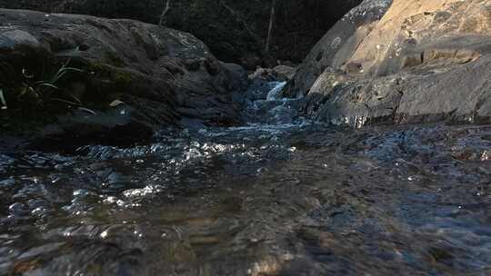 溪水沟壑河床上的清澈溪流升格特写