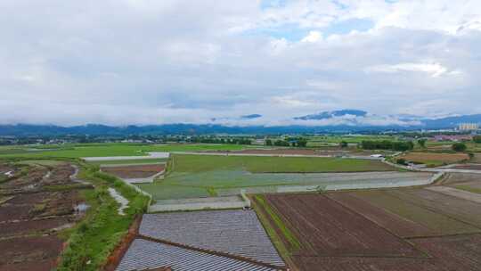 清晨上午云雾缭绕的山峰下农村乡下田地航拍