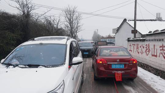 寒冷冰雪天气积雪结冰路面影响交通车辆打滑