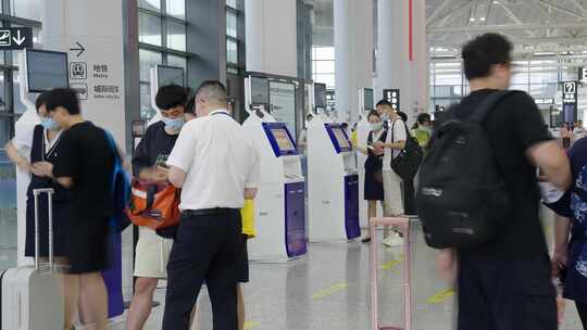 高峰出行客流人群机场自助换取登机牌