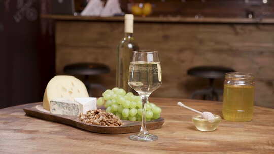 一瓶白葡萄酒一杯葡萄酒与奶酪相结合视频素材模板下载