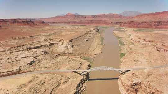 犹他州科罗拉多河公路桥沙漠峡谷