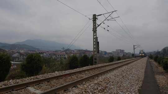 绿皮客运列车鸣笛驶过山区01